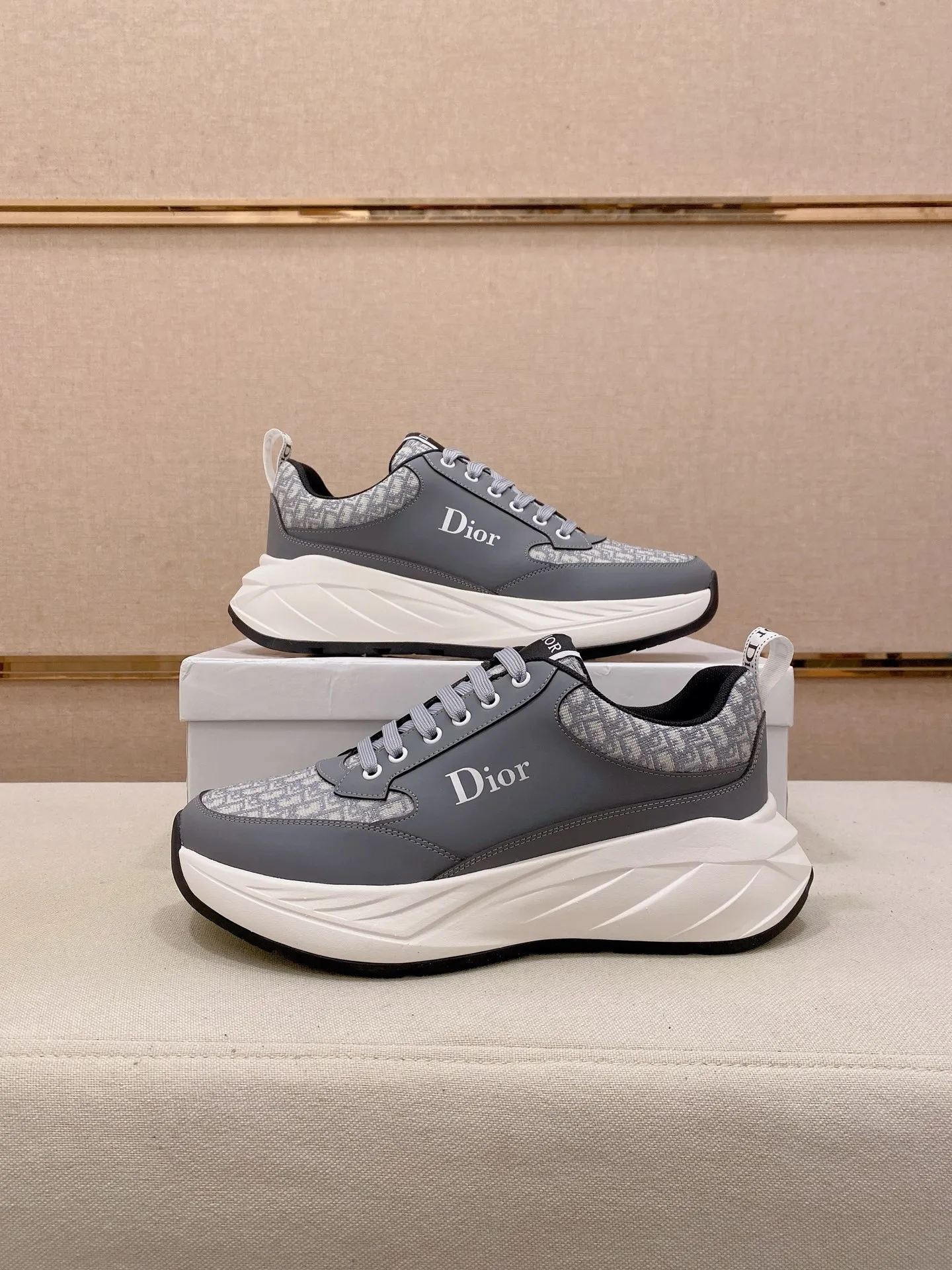 Factory price: 442💰[Dior·Dior] New casual sports style men's shoes, new spring and summer design, perfect workmanship, lace-up lazy style to create wardrobe quality, upper: imported first-layer cowhide, sheepskin lining is soft and comfortable, ultra-light TPU wear-resistant outsole, simple, versatile fashion men's shoes, excellent color code number 38--44. Can be customized for 45 non-refundable!